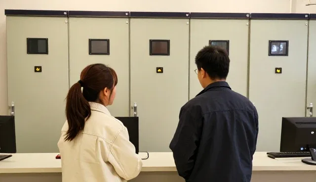 智能配电柜在现代建筑中的应用场景解析
